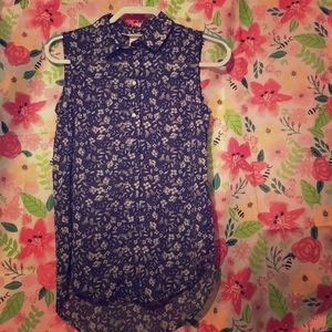 Gorgeous blue and white floral sleeveless shirt!!